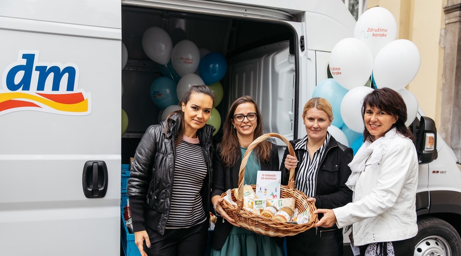 Alenka Košir z osnovnošolci pripravila veganske mafine (foto: FOTO: promocijski material)