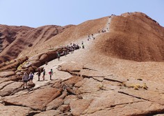 Konec vzponov na znameniti avstralski Uluru