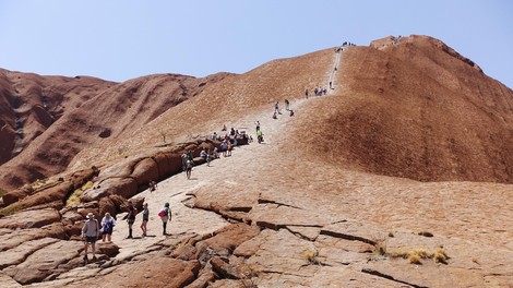 Konec vzponov na znameniti avstralski Uluru