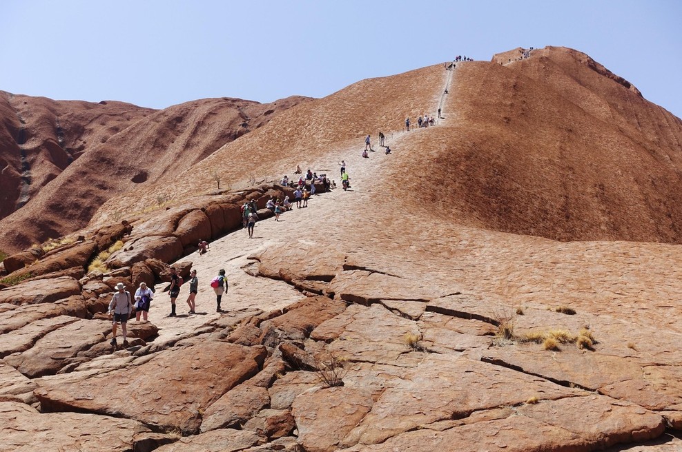 Konec vzponov na znameniti avstralski Uluru (foto: profimedia)