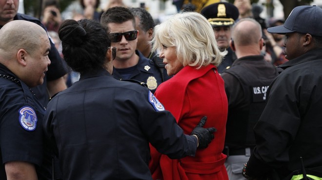 Jane Fonda že tretjič v treh tednih aretirana zaradi podnebnega protesta (foto: profimedia)