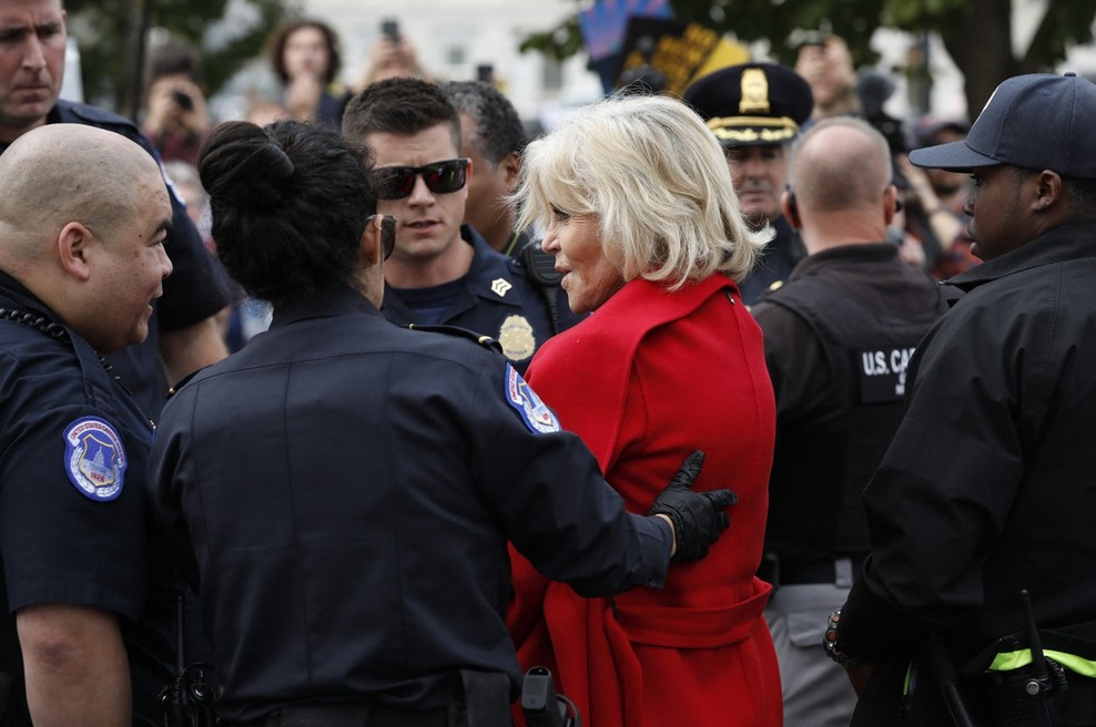 Jane Fonda že tretjič v treh tednih aretirana zaradi podnebnega protesta (foto: profimedia)