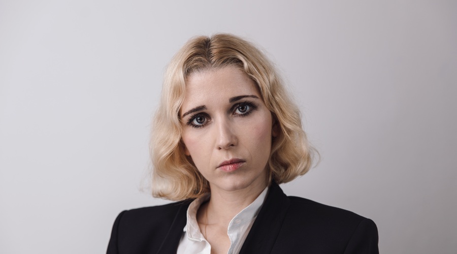 Eva Mahkovic: Pop je vedno problem, že vnaprej velja za nevreden (foto: Peter Giodani)