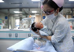 67-letna Kitajka uradno postala najstarejša novopečena mati