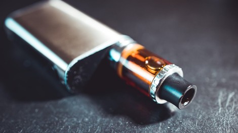Po napovedih omejitve elektronskih cigaret v ZDA pri Juul Labs napovedali odpuščanja