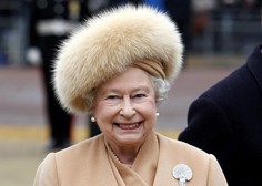 Britanska kraljica se je odpovedala krznu, garda pa bo zadržala kučme