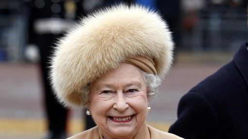 Britanska kraljica se je odpovedala krznu, garda pa bo zadržala kučme