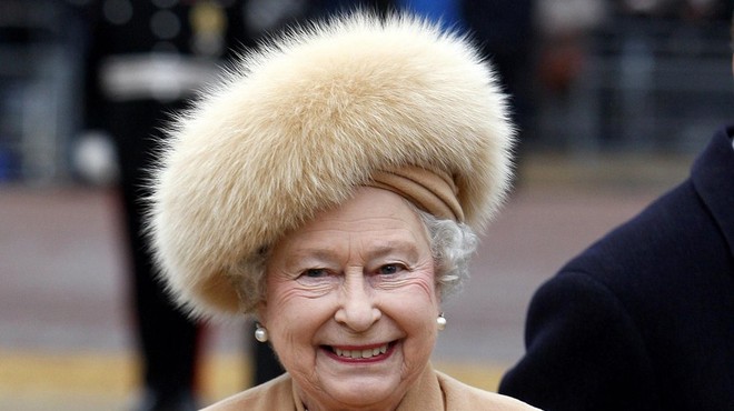 Britanska kraljica se je odpovedala krznu, garda pa bo zadržala kučme (foto: profimedia)