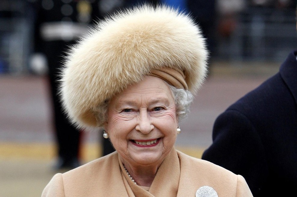 Britanska kraljica se je odpovedala krznu, garda pa bo zadržala kučme (foto: profimedia)