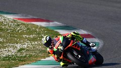 APRILIA RSV4X. Vozi jo večkratni svetovni superbike in GP prvak Max Biaggi.