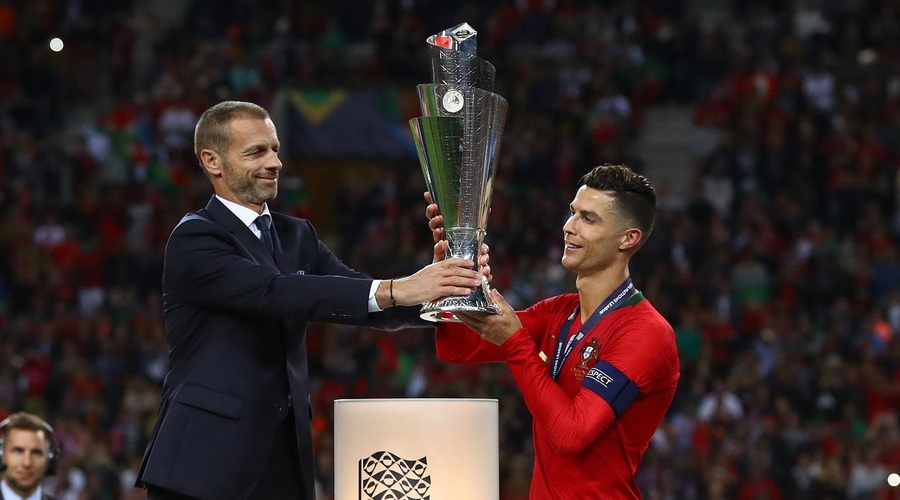 Aleksander Čeferin, predsednik UEFA, izroča pokal Like prvakov Cristianu Ronaldu (foto: Profimedia/Kieran Mcmanus/Bpi)