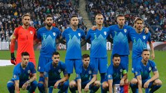 Skupinska fotografija slovenske reprezentance v kvalifikacijah za Euro 2020 pred tekmo z Izraelom 21. marca 2019 v Haifi. Stojijo (9d lece proti desni): Jan Oblak, Miha Mevlja, Andraž Šporar, Aljaž Struna, Josip Iličić, Rene Krhin; klečijo: Benjamin Verbič, Petar Stojanović, Miha Zajc, Bojan Jokic in Jasmin Kurtić