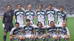Slovenska nogometna reprezentanca pred svojo prvo tekmo proti Španiji na svetovnem prvenstvu v Koreji leta 2002. Stojijo (od leve proti desni): Marko Simeunović, Aleksander Knavs, Milan Osterc, Miran Pavlin, Željko Milinović, Milenko Ačimović; klečijo: Marinko Galič, Đoni Novak, Zlatko Zahović, Aleš Čeh, Mladen Rudonja