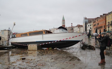 Poplavljanja rek po Sloveniji, visoka plima povzroča težave tudi v Italiji