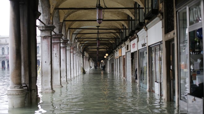 Benetke v mrzličnih pripravah na novo visoko plimovanje (foto: profimedia)