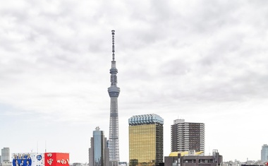 Tokyo Skytree in Asahi Beer Hall, stolpnica, ki spominja na kozarec piva