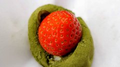 Mochi cmoček z matcha čajem in jagodo