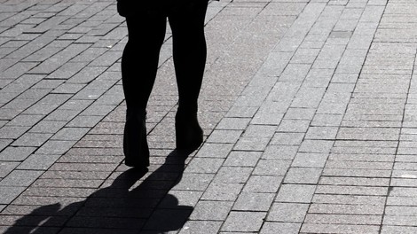 "Naokrog sem hodila kot enainpetdesetletni buldožer v petah in šminki"