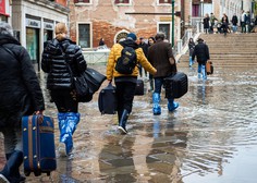 Markov trg v Benetkah kljub poplavam poln turistov