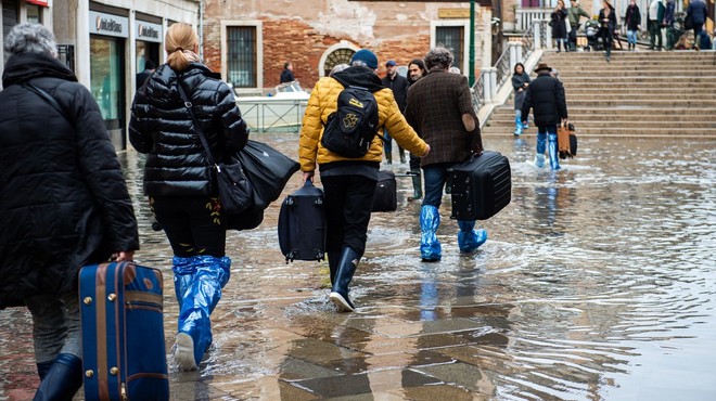 Markov trg v Benetkah kljub poplavam poln turistov (foto: profimedia)