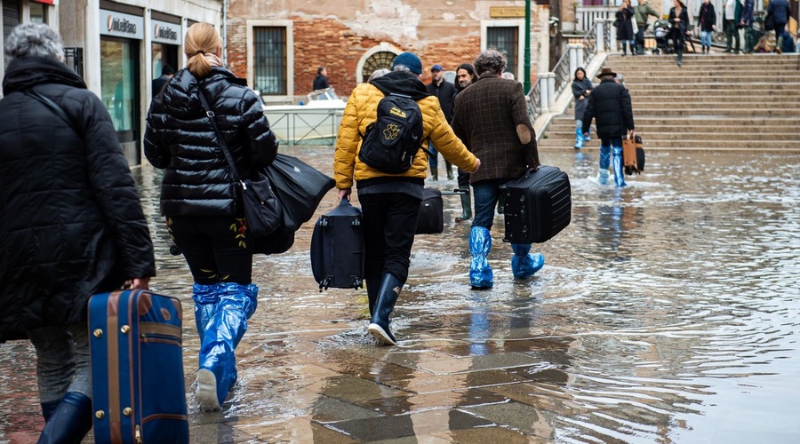 Markov trg v Benetkah kljub poplavam poln turistov (foto: profimedia)