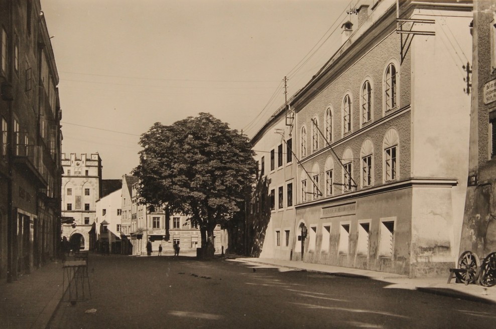 V Hitlerjevo rojstno hišo se bo zaradi neonacistov vselila kar policija (foto: profimedia)