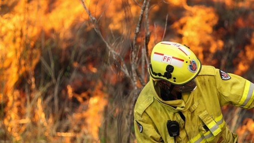 Avstralija v dimu in ognju, premier zanika povezavo s podnebnimi spremembami