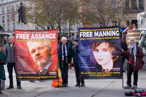 Assangeovo zdravje se je v britanskem zaporu zaskrbljujoče poslabšalo