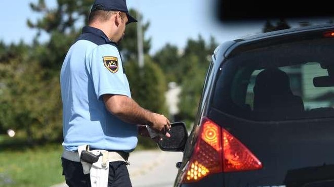 Na Gorenjskem dva močno pijana za volanom, posredovali so policisti (foto: Tamino Petelinšek/STA)