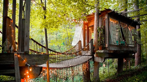 Na Airbnb lahko najamete hiško na drevesu
