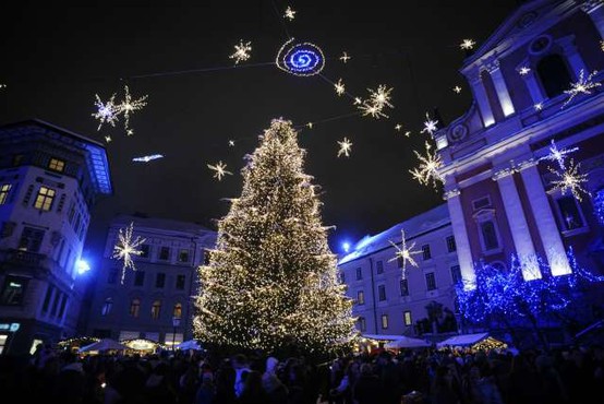 S slovesnimi prižigi prazničnih luči po Sloveniji v čarobni december