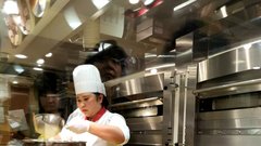 Rikuro Ojisan, najslavnejša prodajalna japonske različice cheesecake, torte iz skute in jajc ter rozinami na dnu, ki je tako puhasta in tresoča, da je zaslovela po vsem svetu.