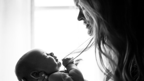 Iz uradnih listin svetovalk za dojenje črtali besedo mama