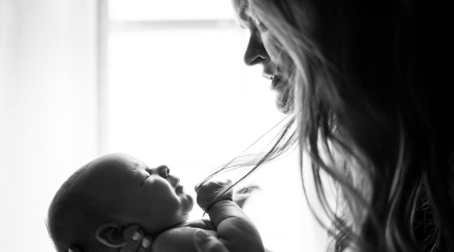 Iz uradnih listin svetovalk za dojenje črtali besedo mama (foto: Unsplash)