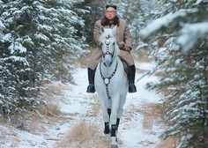 Kim Jong-un z novimi fotografijami na konju, ki napovedujejo pomembno politično sporočilo