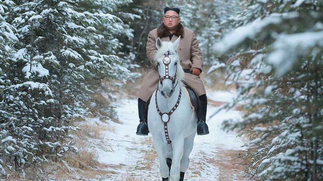 Kim Jong-un z novimi fotografijami na konju, ki napovedujejo pomembno politično sporočilo (foto: profimedia)