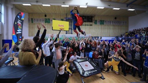 Praznični Šumi Dunking Devils spektakel razveselil več kot 500 otrok iz vse Slovenije