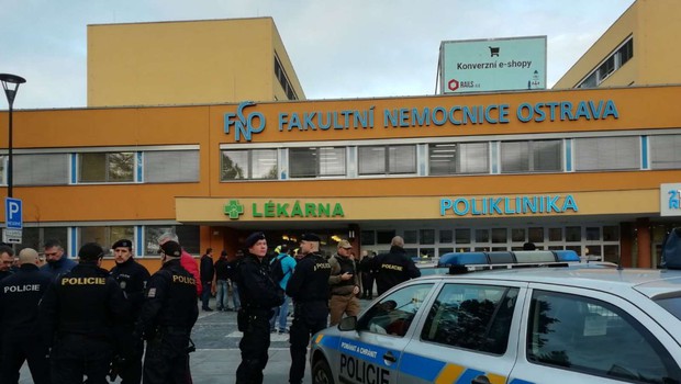 
                            Več mrtvih v streljanju na urgenci bolnišnice na Češkem (foto: Twitter/STA)