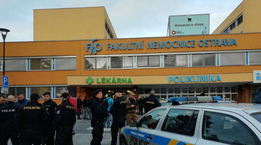 Več mrtvih v streljanju na urgenci bolnišnice na Češkem (foto: Twitter/STA)