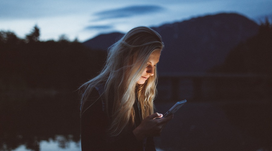 "Če smo na telefonu LAHKO dosegljivi vedno in povsod, ne pomeni, da to tudi MORAMO biti" (foto: Unsplash)