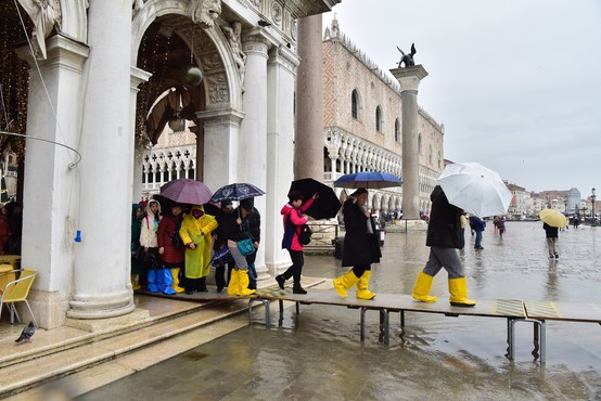 Benetke spet pod vodo: poplavilo 60 odstotkov središča mesta