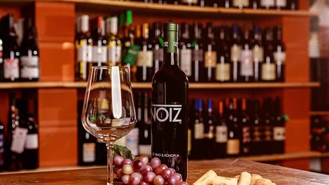 Pustite goste odprtih ust s to popolno kombinacijo – postrezite vino s konopljo!