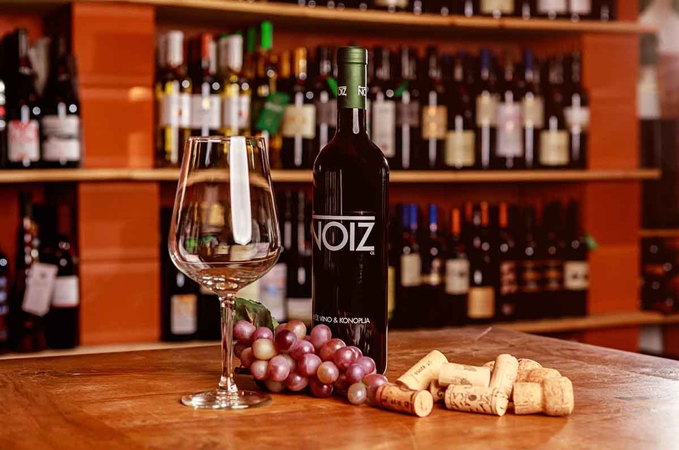 Pustite goste odprtih ust s to popolno kombinacijo – postrezite vino s konopljo! (foto: PROMO)