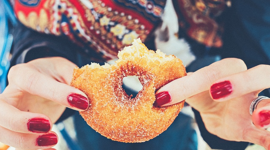 Miza, polna dobrot: kako preživeti praznične dni? Po zdravi pameti! (foto: Unsplash)