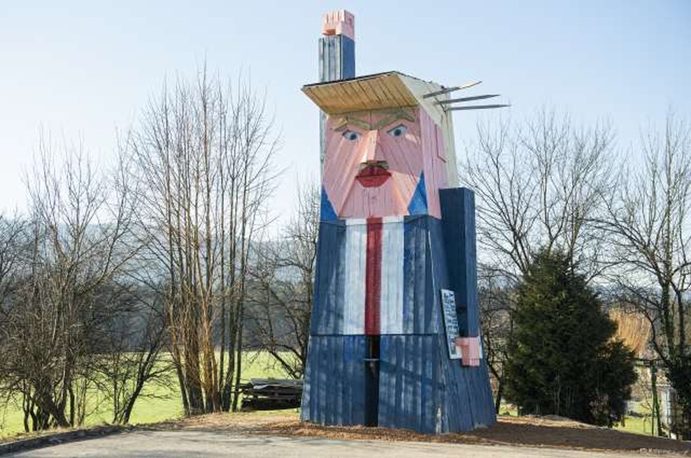 Trumpov kip odslej v Moravčah, kjer je bil že tarča vandalov (foto: Bor Slana/STA)