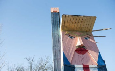 Trumpov kip odslej v Moravčah, kjer je bil že tarča vandalov