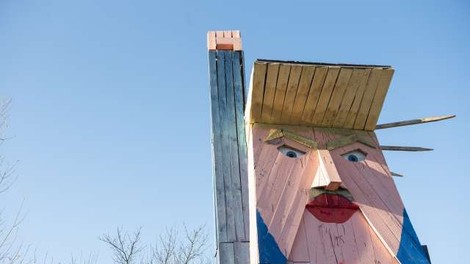 V Moravčah zažgali leseno skulpturo, ki spominja na Trumpa