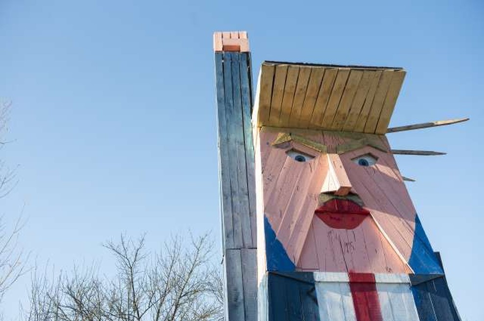 V Moravčah zažgali leseno skulpturo, ki spominja na Trumpa (foto: Bor Slana/STA)