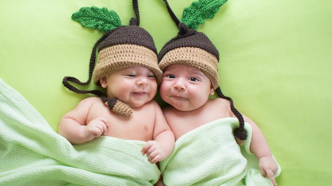 Očetje dvojčkov ob rojstvu odslej z več očetovskega dopusta (foto: profimedia)