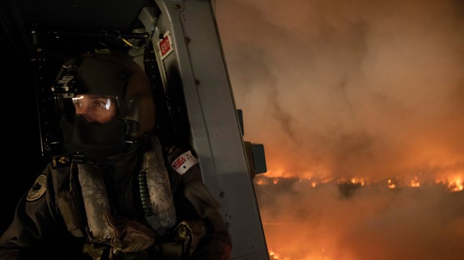 Na tisoče ljudi beži pred požari v Avstraliji (foto: profimedia)